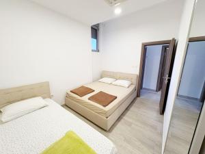 Flat in Budva with terrace and private garden