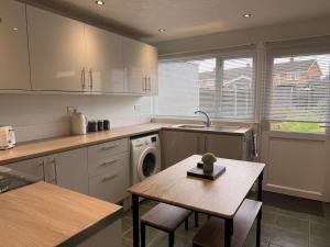 Ajax House by GB Short Stays 2 Bed house Sleeps 4