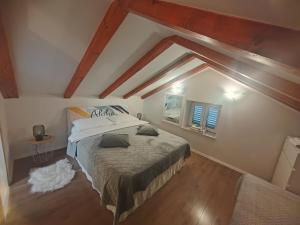 Small hause with free public parking