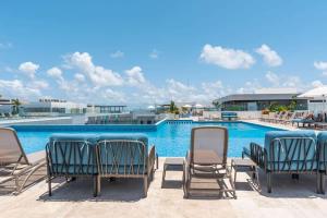 1BR in top location w Ocean View