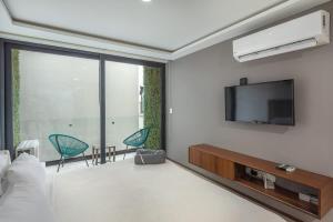 Studio with AC Pool Gym, Rooftop view 100MB WIFI