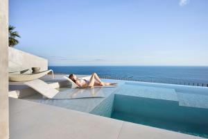 Aurora Residence - Ultra Luxury Ocean Cliff Edge Retreat