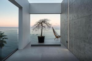 Aurora Residence - Ultra Luxury Ocean Cliff Edge Retreat