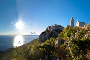 Apartment near Martinscica Catamaran Terminal in Mihojašcica