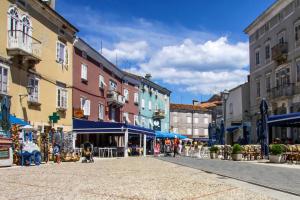 Apartment near Martinscica Catamaran Terminal in Mihojašcica