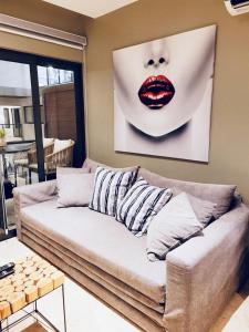 Stylish 1BR Beachside Retreat