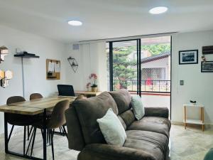 Cerca del Metro Poblado con Wifi rapido