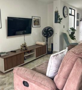 Cerca del Metro Poblado con Wifi rapido