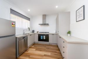 3Bed 2Bath home - Nth Central Reno metres from Hosp w Wifi