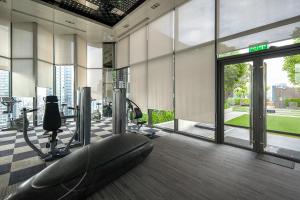 City Oasis: 5 Min to Metro, Pool & Gym, Essentials