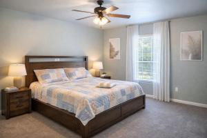 Vacation House, 2 Miles to Beach, Smart TVs, Grill