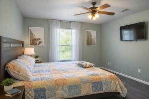 Vacation House, 2 Miles to Beach, Smart TVs, Grill
