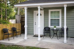 Vacation House, 2 Miles to Beach, Smart TVs, Grill