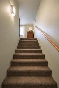 Vacation House, 2 Miles to Beach, Smart TVs, Grill