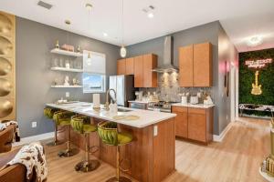 Rooftop Views Stylish Decor Nash Downtown Access