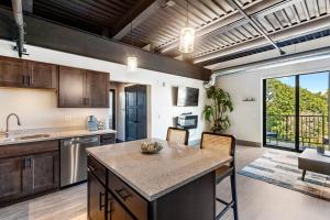 301 - Downtown Condo 1 Bedroom View of City With Fireplace