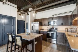 301 - Downtown Condo 1 Bedroom View of City With Fireplace