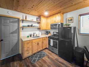 Holmes Hub Cabin W Hot Tub