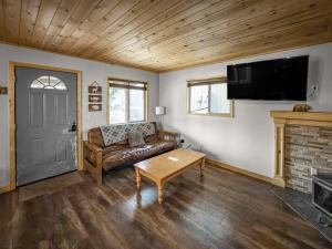 Holmes Hub Cabin W Hot Tub