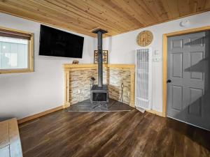 Holmes Hub Cabin W Hot Tub