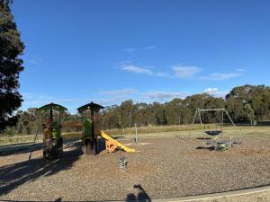 Modern 4-Bedroom Home, Near Playground, Lake Nature Trails, Minutes to Bendigo