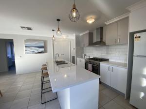 Modern 4-Bedroom Home, Near Playground, Lake Nature Trails, Minutes to Bendigo