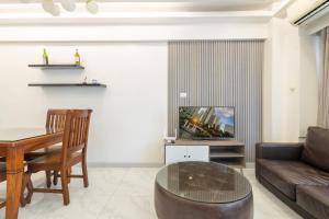 Forbeswood Heights BGC suite near st Lukes