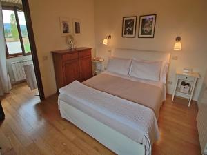 Modern holiday home in Foligno - Loc with pool