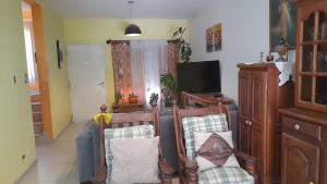 Casa Familiar en barrio tranquilo con Parrilla y Cochera