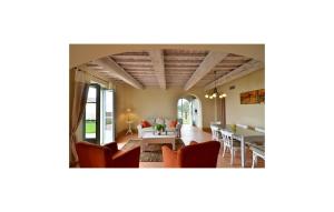 Beautiful Apartment In Trequanda With Swimming Pool