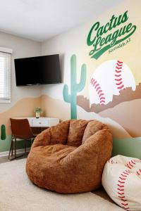 New! Desert Flower~4 BR, Walk to Old Town, Stadium