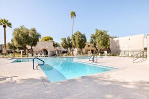 New! Desert Flower~4 BR, Walk to Old Town, Stadium