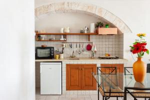 House With Jacuzzi Among Orchards In Cisternino