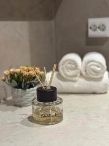 100m2 Luxury Designer Gem w Sauna steps to Central Station