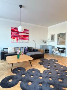 100m2 Luxury Designer Gem w Sauna steps to Central Station