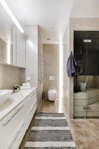 100m2 Luxury Designer Gem w Sauna steps to Central Station