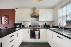 NEW! 3 Bed Home in Stockton-on-tees City Centre by Stay With Us, Ideal for Families & Large Groups, SLEEPS 5!!