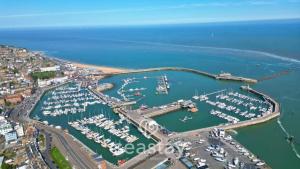 Royal Harbour Lookout, Parking, Pets & Sea View