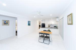 4BR Modern Park Ridge House - Perfect for Families Holiday Home