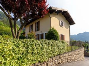 Idyllic cottage next to the beautiful Lake Idro