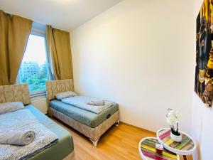 Private Rooms in Spacious 5-Bedroom Apartment Near Train Station