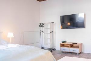 Perfectly situated 2BR shared Apt- ideal for short & Longstays