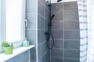 Perfectly situated 2BR shared Apt- ideal for short & Longstays