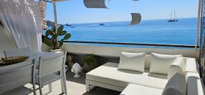 Oltre lessenza del mare