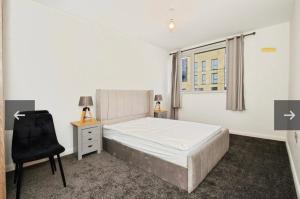 Modern top floor 1 bedroom apartment with balcony & sky views