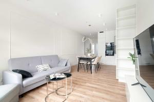 Przestronny Apartament z 2 Sypialniami by Noclegi Renters