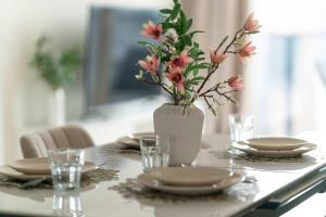 Przestronny Apartament z 2 Sypialniami by Noclegi Renters