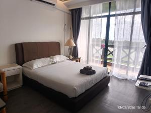 1 Bedroom with 1Queen 1 single, Hall Queen, Sea Pool View