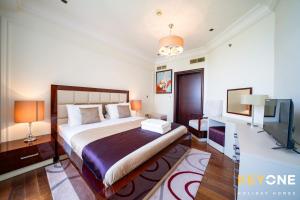 Spacious One Bedroom with Beach Access