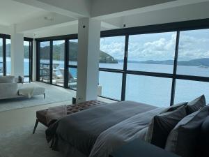 Waterfront Luxe Retreat- 160sqm Modern, Epic, Lush